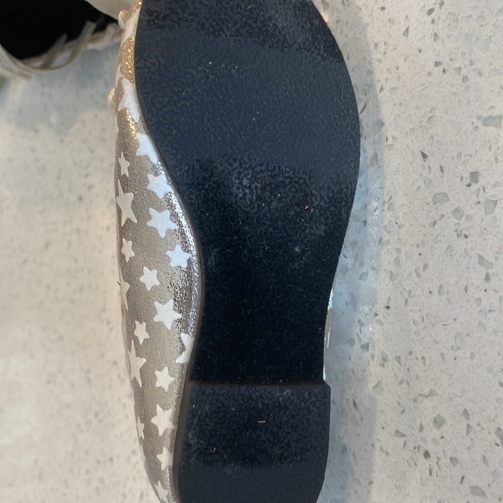 Excellent condition. My daughter wore them once or twice. - Picture 4 of 7